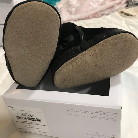 Robeez Cozy Ankle Bootie Soft Soles - Picture 4 of 4